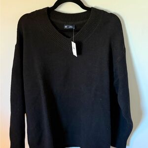 GAP Men's V-Neck Sweater in Black
